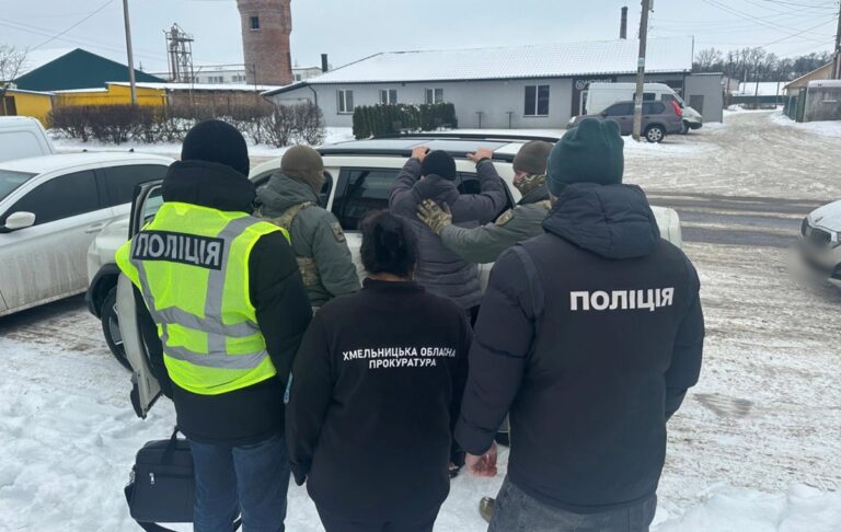 На Хмельниччині затримано вимагача, що тероризував родину військового