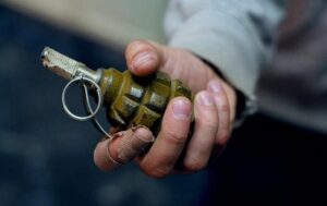 На Київщині чоловік погрожував перехожим гранатою