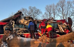 На Львівщині автобус налетів на відбійник, є поранені