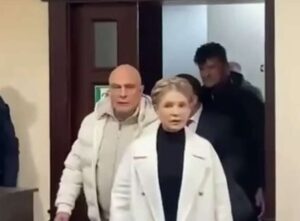 Навіть не 17-й Тимошенко в суді іронізує над вилученим у неї старим iPhone