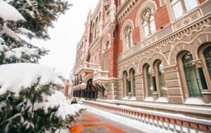 НБУ збільшив продаж доларів через обвал гривні