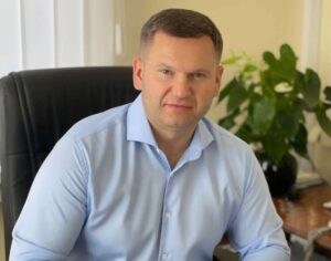 Нова Toyota Camry під час війни ексочільник Подільської РДА Коваленко показав статки у декларації після звільнення