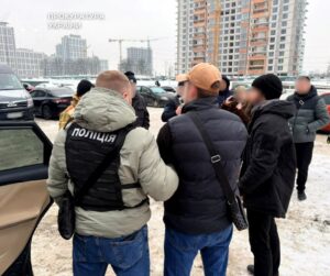 У Києві викрили чоловіків на збуті фальшивих доларів