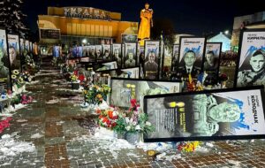 У Рівному жінка пошкодила портрети загиблих Героїв