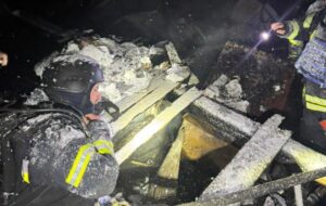Новини України - Удари РФ по Київщині: рятувальники дістали з-під завалів родину з дитиною