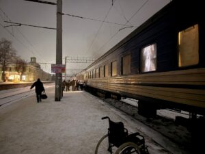 УЗ пересаджує людей на автобуси через активність російських дронів