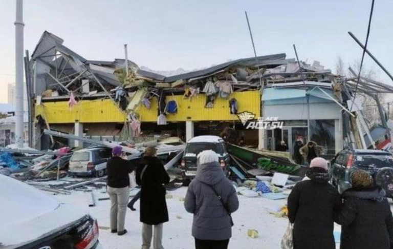 В Новосибірську обвалився дах ТЦ: є потерпілі