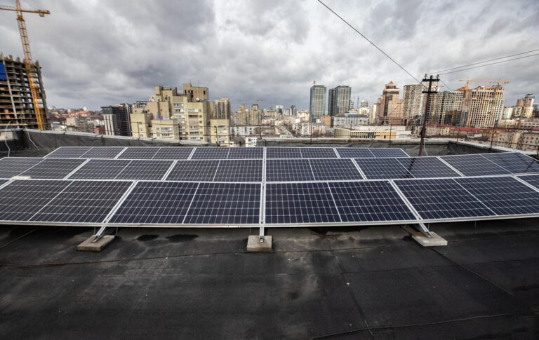 В Україні спростилися правила встановлення сонячних електростанцій на дахах