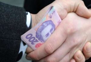 Зарплати для родичів на Прикарпатті судитимуть депутата за розкрадання 2,6 мільйона гривень у трьох освітніх закладах