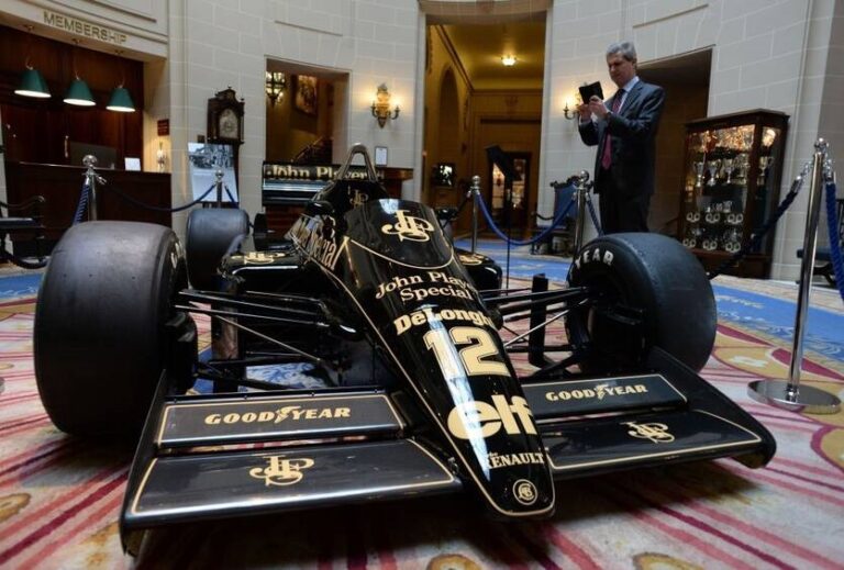 Болід 40-річної давнини, об’їжджений Сенною, піде з молотка