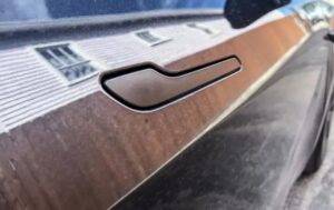 Китай затвердив заборону висувних дверних ручок у електромобілях