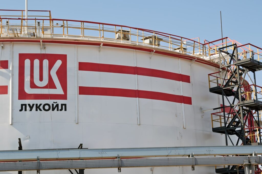 Лукойл втратив контроль над НПЗ в Європі