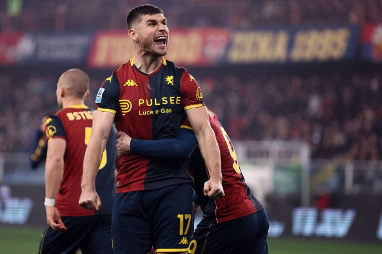 Маліновський пробив пенальті в ноги голкіперу, який пішов падати набік