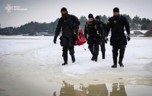 На Київщині тривають пошуки водія, що провалився під кригу під час дрифту