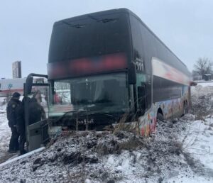 На Львівщині автобус злетів з траси, є постраждалі