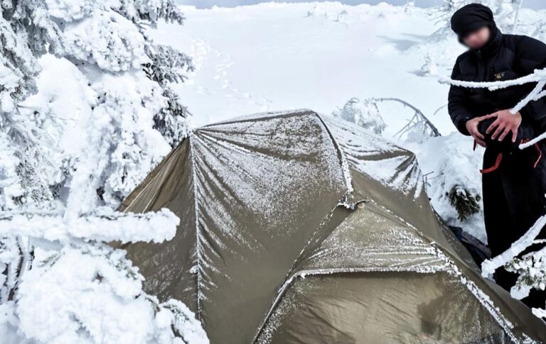 Ночівля в горах: у Карпатах врятували молоду пару