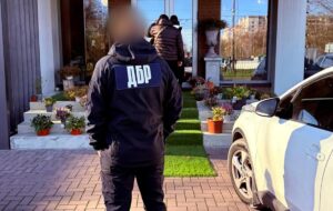 Посадовець міграційної служби приховав майно на десятки мільйонів