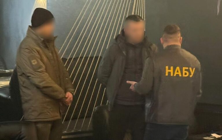 Працівника СБУ затримали під час одержання $68 тисяч хабаря