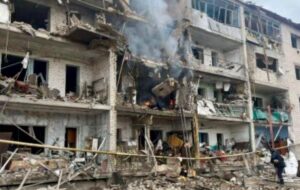 РФ вдарила авіабомбами по багатоповерхівці під Запоріжжям: є поранені