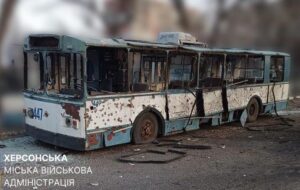 РФ вдарила по Херсону: пошкоджені 12 тролейбусів