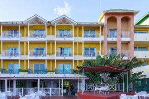 Російських туристів почали виселяти з готелів на Кубі