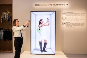 Samsung представила комерційні 3D-дисплеї, для яких не потрібні окуляри