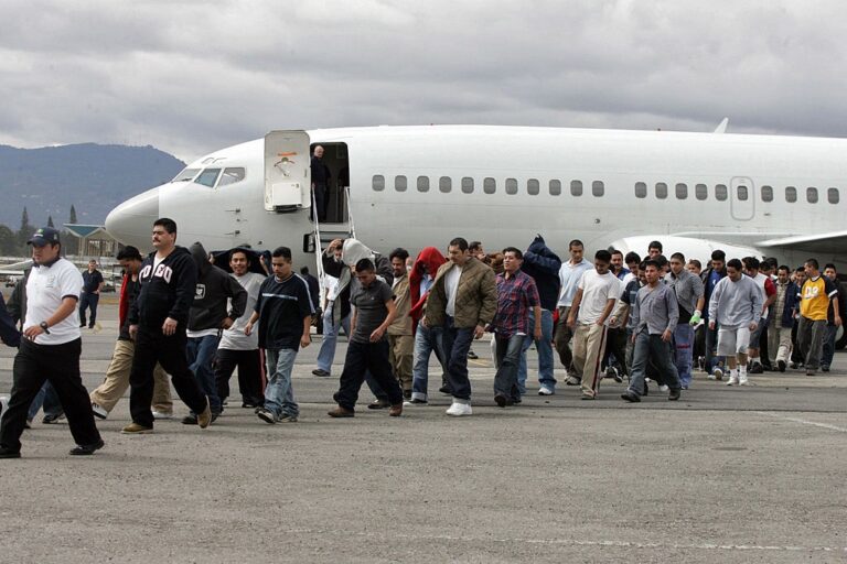 США витратили понад $40 млн на депортацію 300 мігрантів до чужих країн