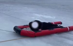 У Києві двоє підлітків провалилися під лід