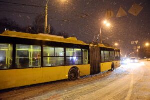 У Києві поступово відновлюють рух трамваїв і тролейбусів