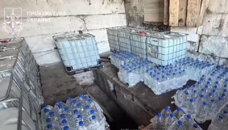 У Києві виявили склади з близько 50 тонн нелегальної спиртової суміші