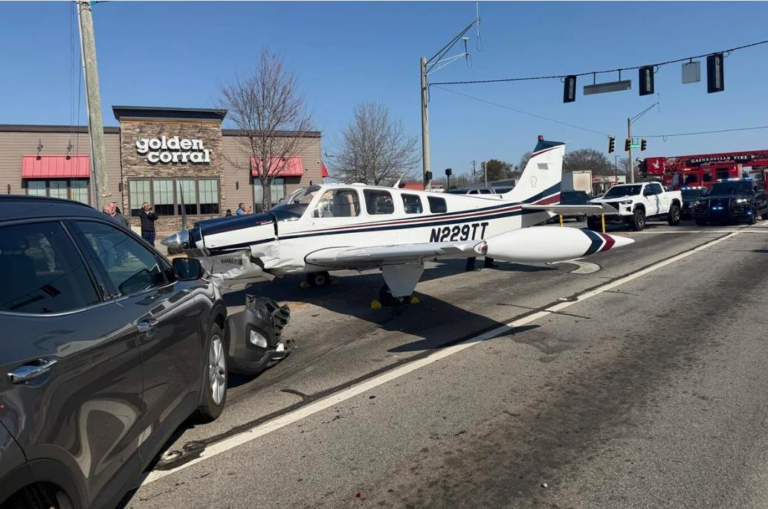 У США літак сів на міське шосе