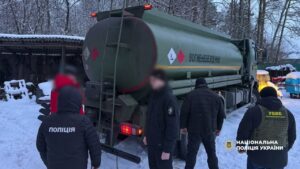 Поліцейські викрили схему розкрадання пального, призначеного для охорони державного кордону