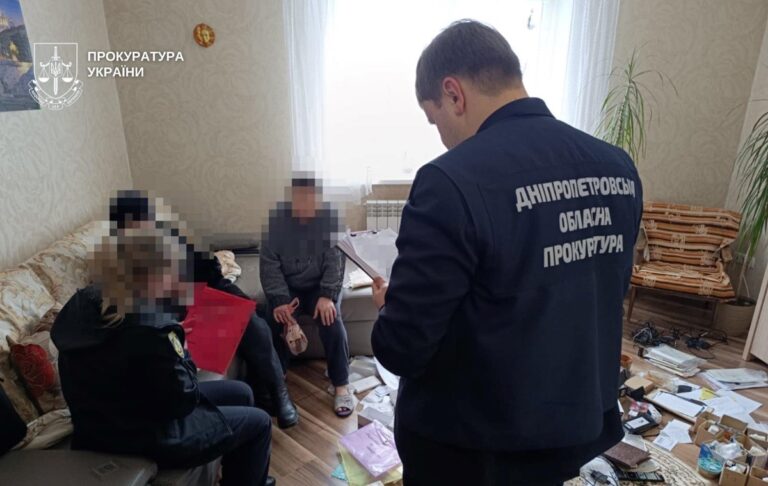 В Дніпрі батьків-вихователів підозрюють у катуванні шести дітей