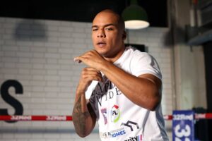 Вордлі близький до захисту титулу проти колишнього чемпіона