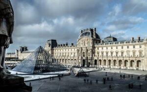 Затримала підозрюваних у мільйонному шахрайстві з квитками у Лувр