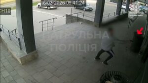 Поліцейський застосував табельну вогнепальну зброю для відбиття нападу: обставини встановлюються