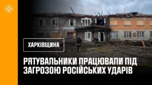 Рятувальники з ризиком для життя гасили пожежу, спричинену російським обстрілом
