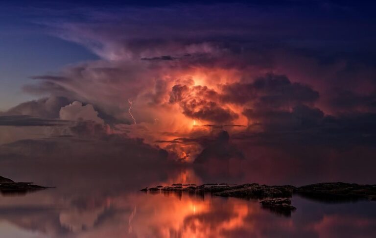 Березневі магнітні бурі: коли Земля “втратить спокій” і як уберегтися