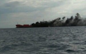 Біля Оману внаслідок ураження загорівся нафтовий танкер, є постраждалі