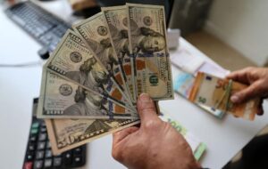 Долар і євро подешевшали в обмінниках