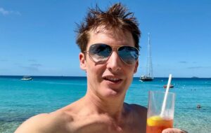 Джеймс Блант у шапці з гербом Росії: українці вибухнули критикою