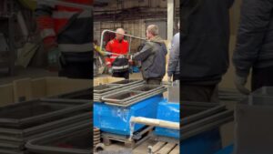 У Києві оновлюють трамваї: у Дарницькому депо капітально ремонтують вагон Tatra T3