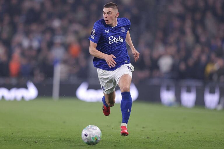 Миколенко заслуговує залишитися в Евертоні, уважають у клубі