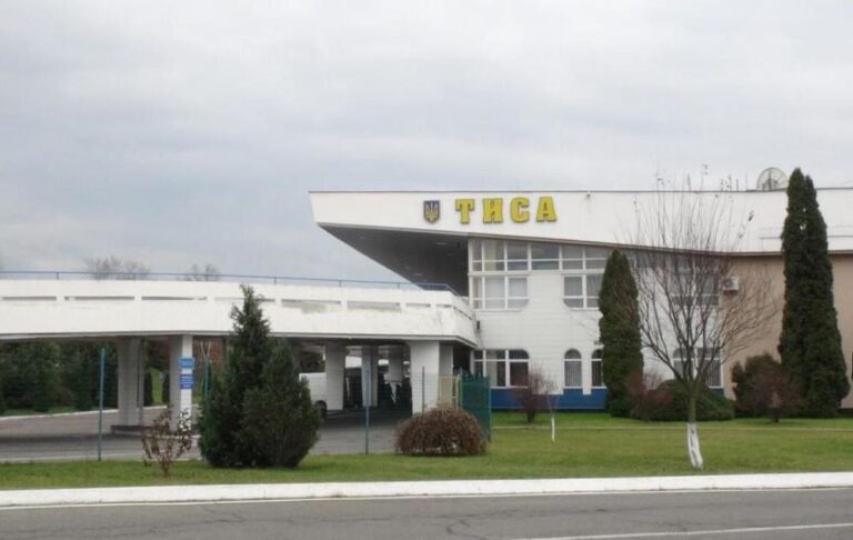 На кордоні з Угорщиною через ПП Тиса призупинено пропуск