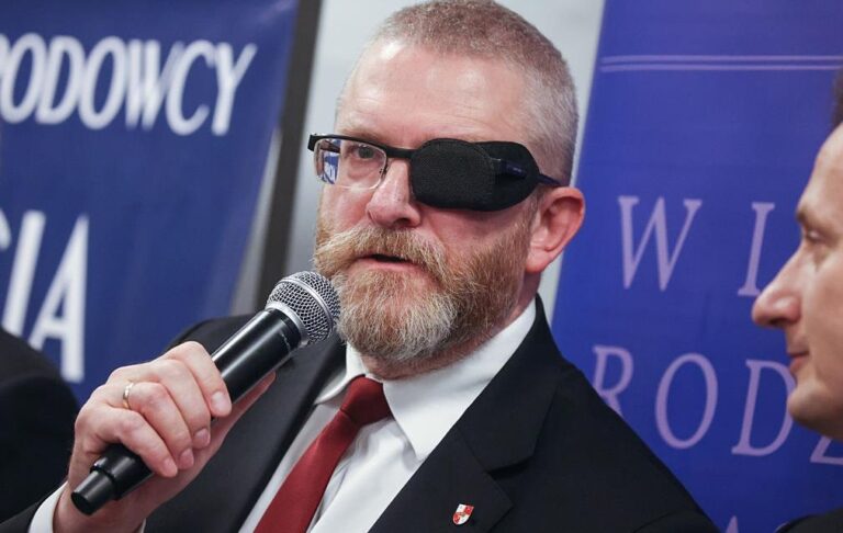 Наруга над прапором України: в ЄС позбавили імунітету польського депутата