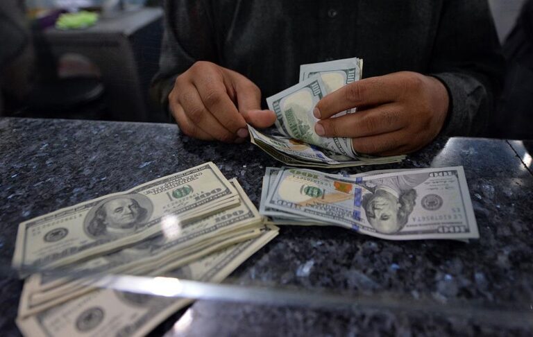 Офіційні курси долара і євро відновили зростання