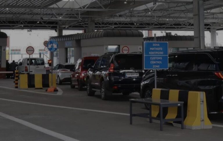 Перед Великоднем на кордоні України спостерігаються великі черги