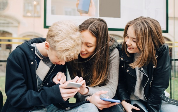 Польща заборонить мобільні телефони в школі дітям до 16 років