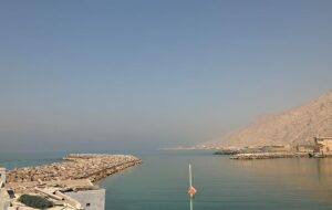 Рух суден в Ормузькій протоці зупинився майже повністю