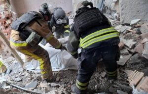 Троє загиблих, 16 поранених: у Дружківці завершили роботи на місці удару РФ